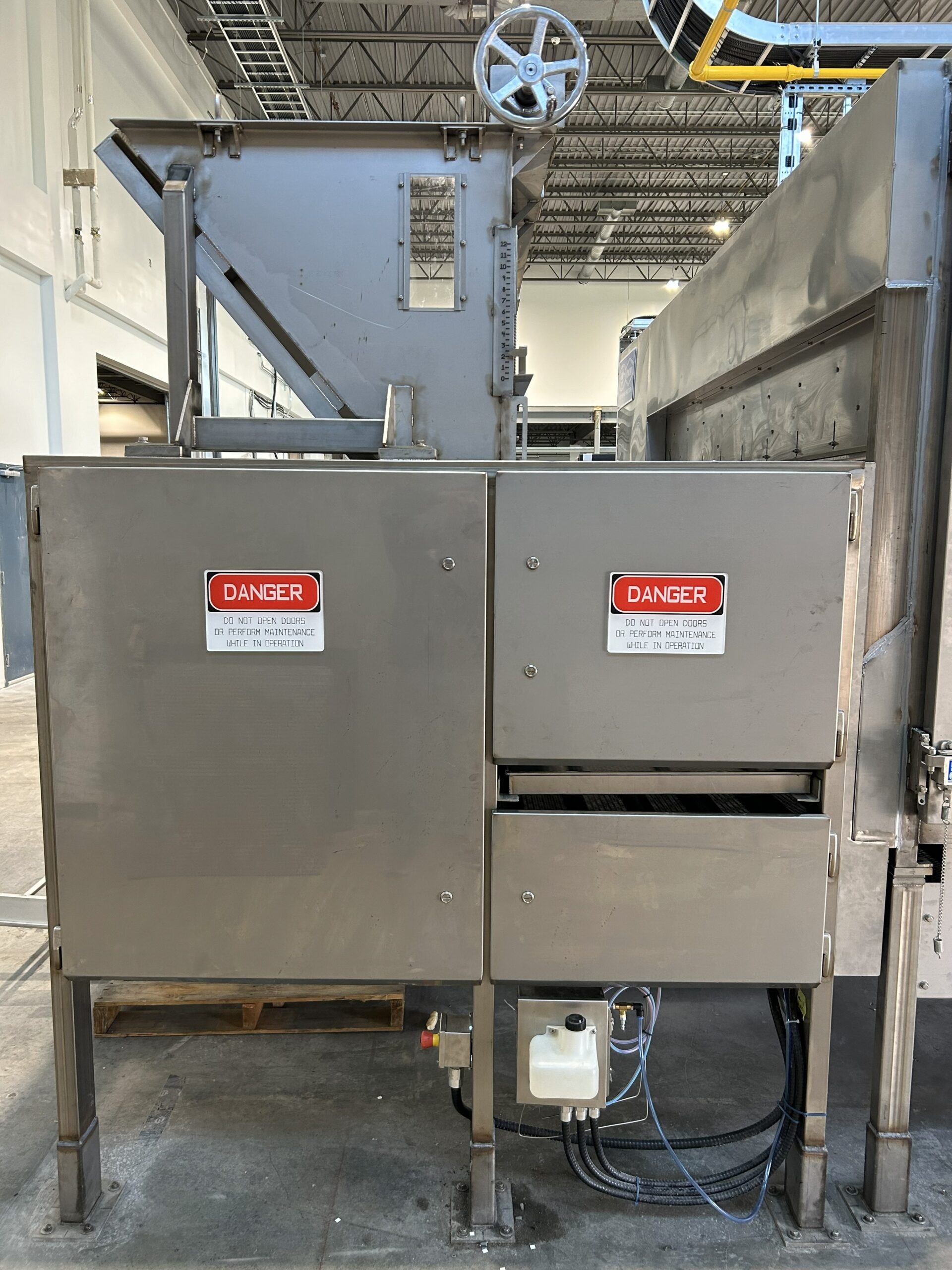 Feed end with hopper